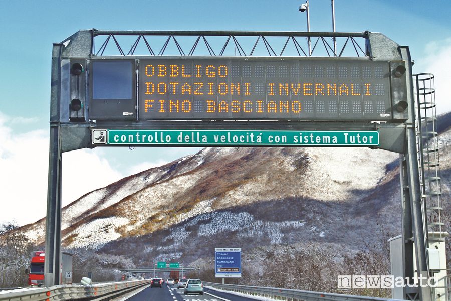 Messaggio obbligo pneumatici invernali pannello autostradale