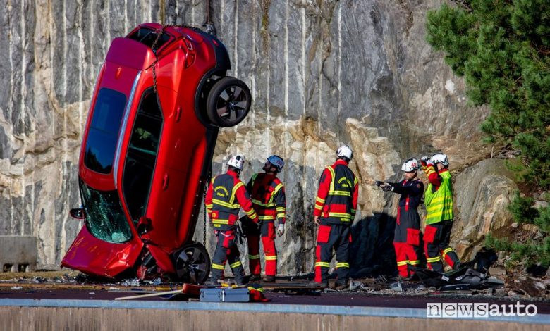 Crash test Volvo, auto nuove giù da una gru alta 30 metri