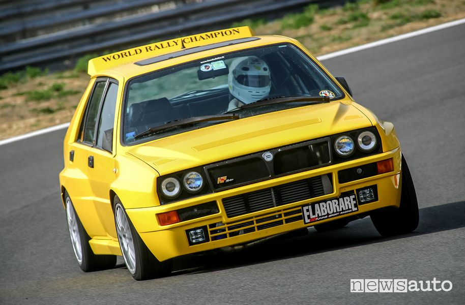 Vista anteriore Lancia Delta Integrale gialla provata in pista da Elaborare