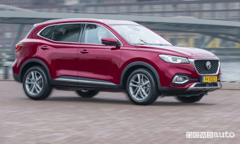Vista laterale MG EHS Plug-in Hybrid su strada