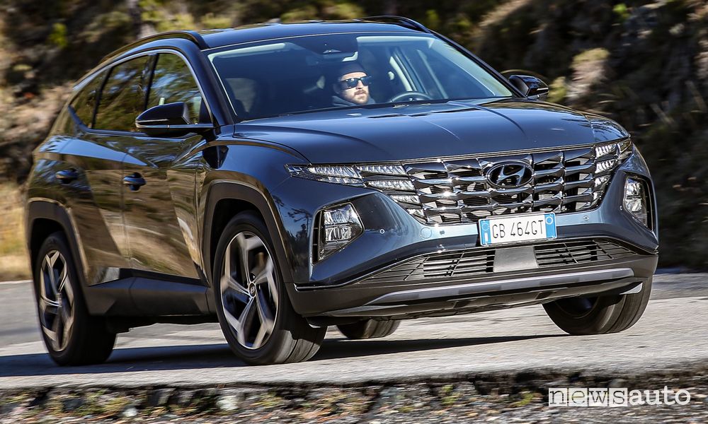 Vista di profilo nuova Hyundai Tucson Hybrid su strada