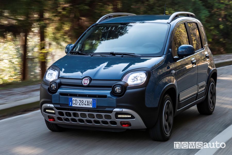 Vista anteriore Fiat Panda Cross su strada