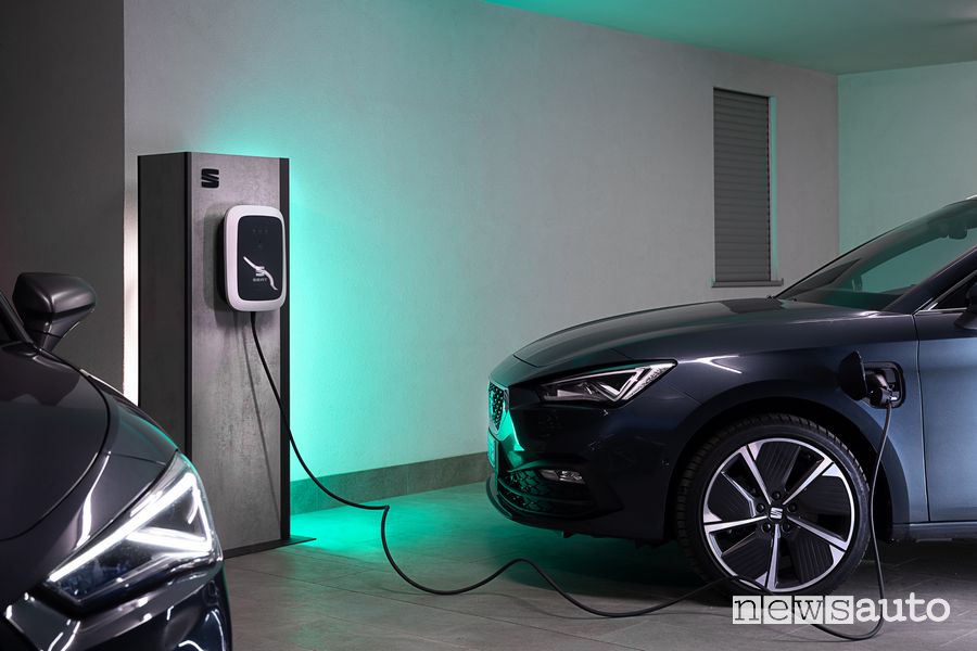 Seat Leon e-Hybrid in ricarica da una wallbox