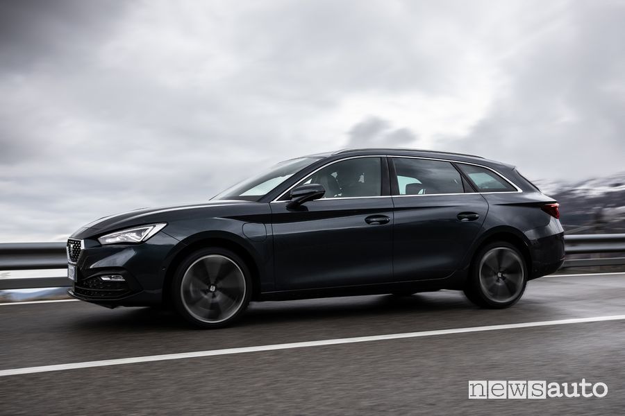 Vista laterale Seat Leon Sportstourer e-Hybrid su strada
