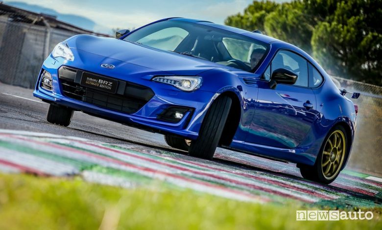 Vista anteriore Subaru BRZ Ultimate Edition in derapata