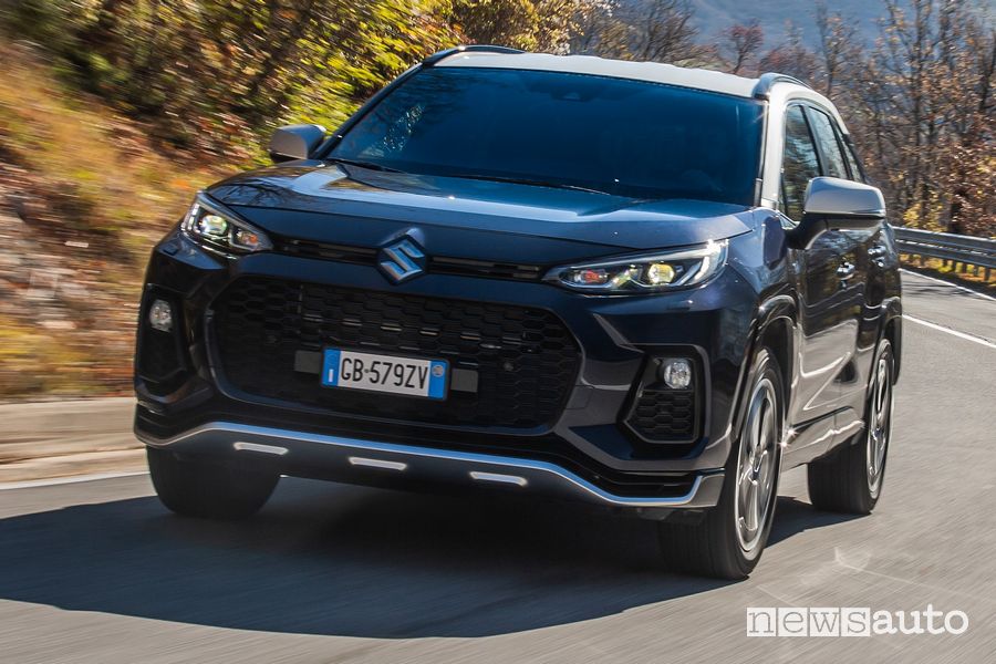 Vista anteriore Suzuki Across Plug-in su strada