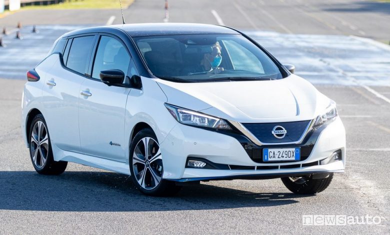 Come si guida un'auto elettrica, lezioni di scuola guida
