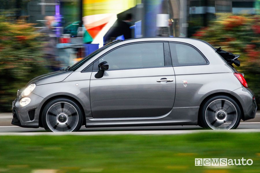 Vista laterale Abarth 595 Turismo cabrio