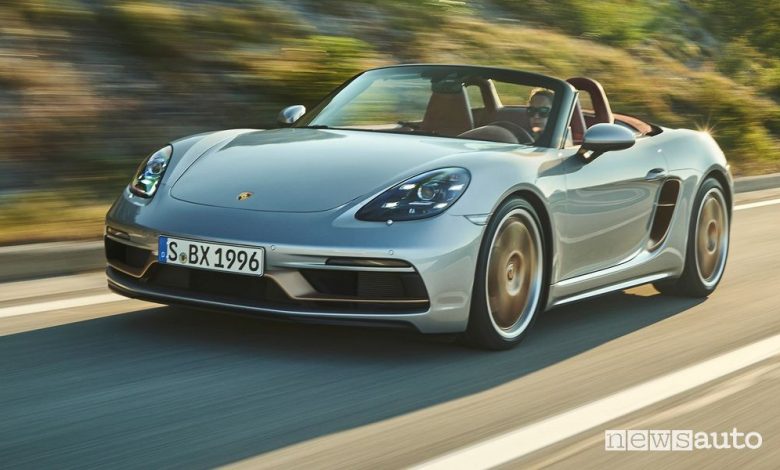 Vista di profilo Porsche 718 Boxster 25 Anni su strada