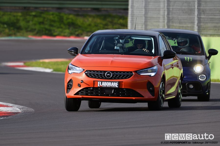 Confronto auto nella S di Vallelunga, l'Abarth 595 Monster Energy Yamaha e Opel Corsa-e elettrica in pista a Vallelunga