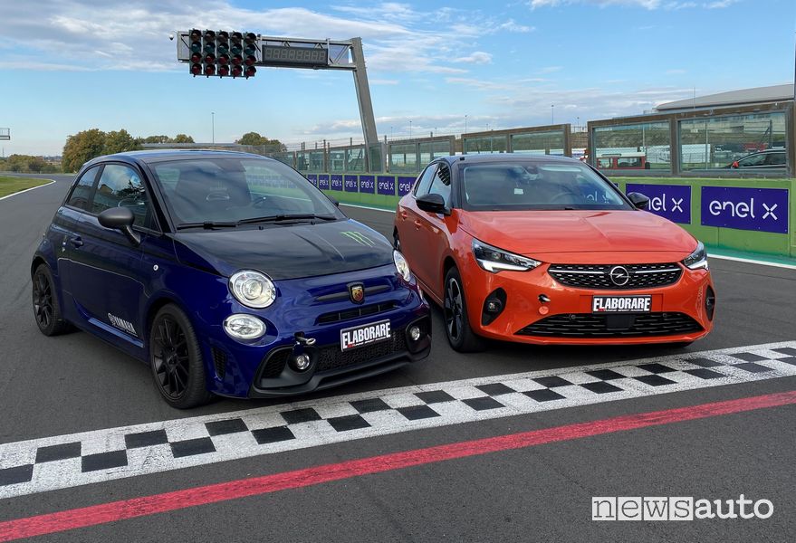 Abarth 595 Monster Energy Yamaha e Opel Corsa-e elettrica confronto n pista a Vallelunga sulla linea di partenza