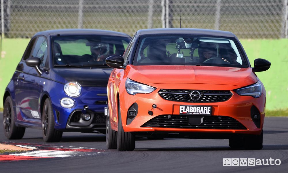 Confronto Abarth 595 Monster Energy Yamaha e Opel Corsa-e elettrica in pista a Vallelunga