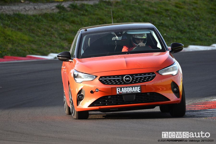 Opel Corsa-e elettrica in pista a Vallelunga