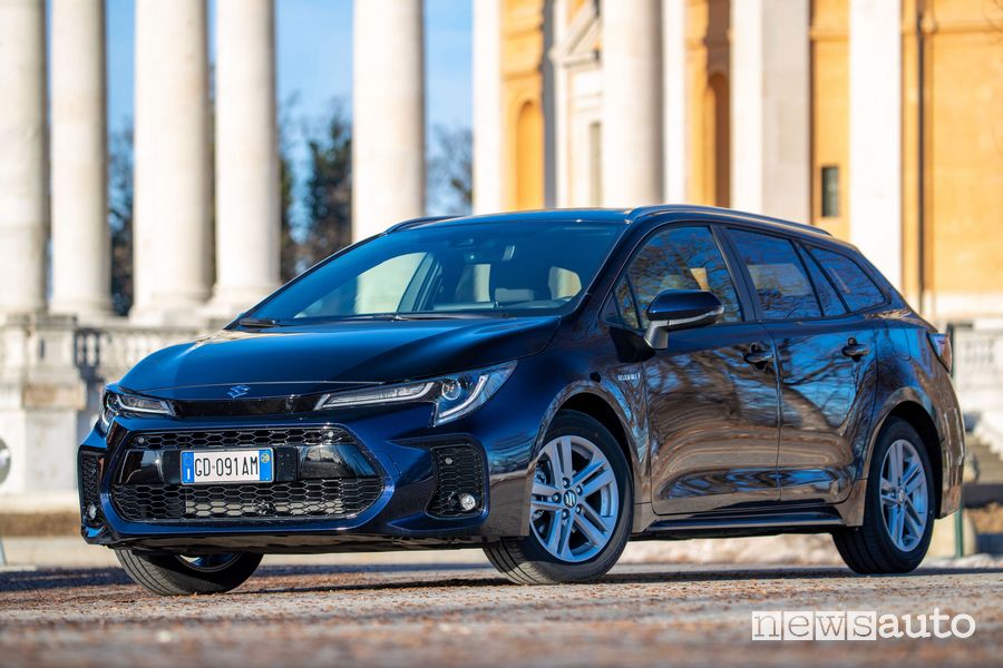Vista di profilo Suzuki Swace Hybrid