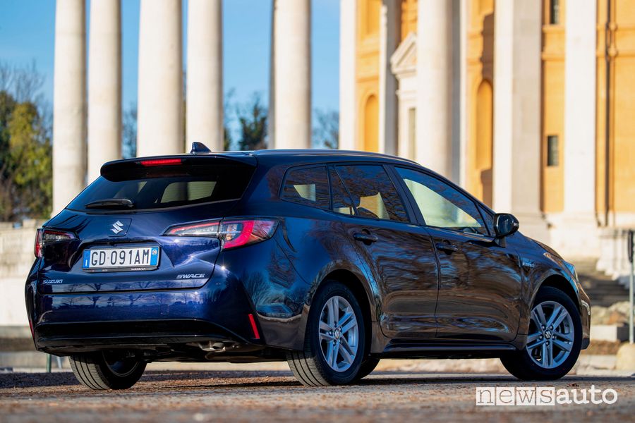 Vista posteriore Suzuki Swace Hybrid