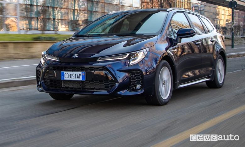 Vista di profilo Suzuki Swace Hybrid su strada in città
