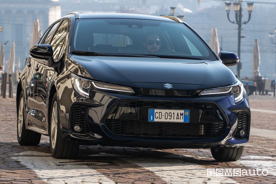 Vista anteriore Suzuki Swace Hybrid su strada in città