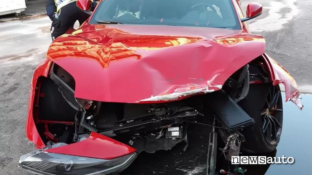 incidente ferrari genova distrutta l'auto del calciatore