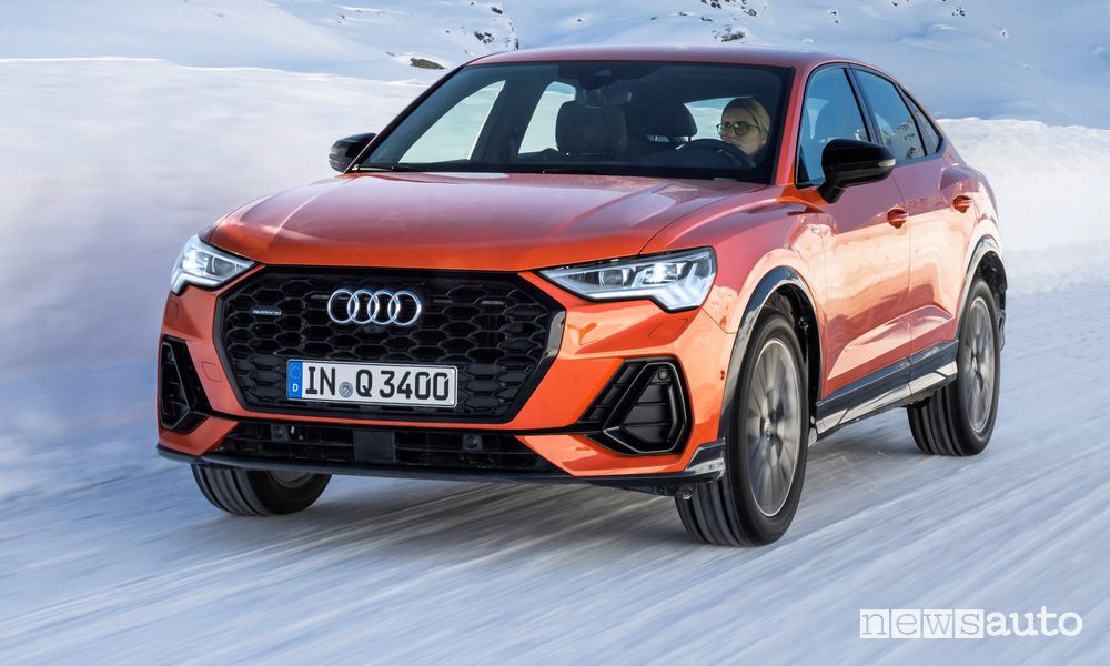 Vista di profilo Audi Q3 Sportback sulla neve