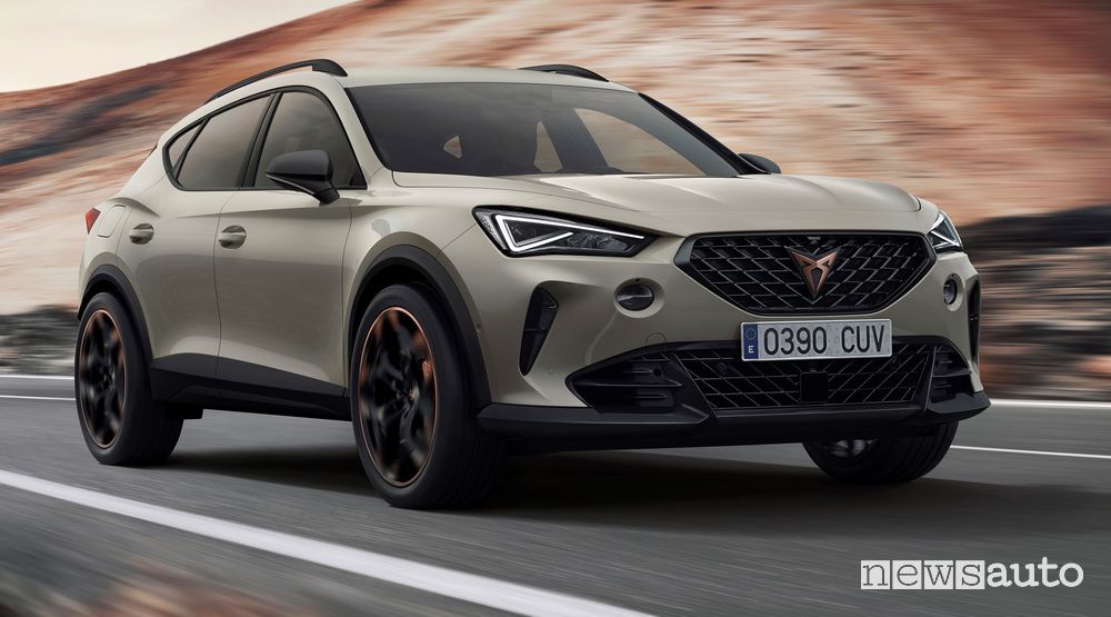Vista di profilo Cupra Formentor VZ5 Tayga Grey in movimento