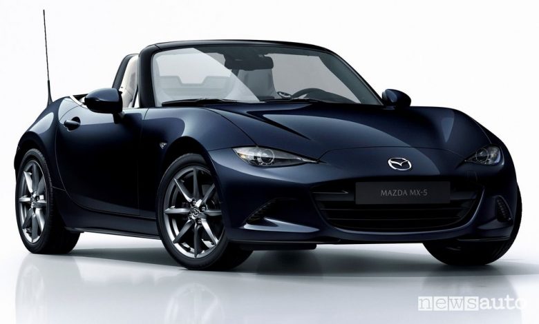 Vista di profilo Mazda MX-5 RF 2021