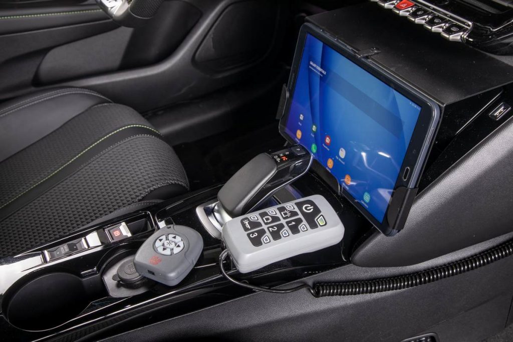 Comandi interni per gestire le luci e tablet nella Peugeot 208 elettrica della Guardia di Finanza