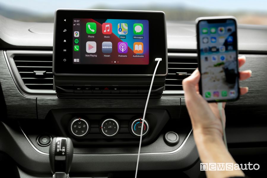 Apple CarPlay infotainment Nissan NV300 BUS