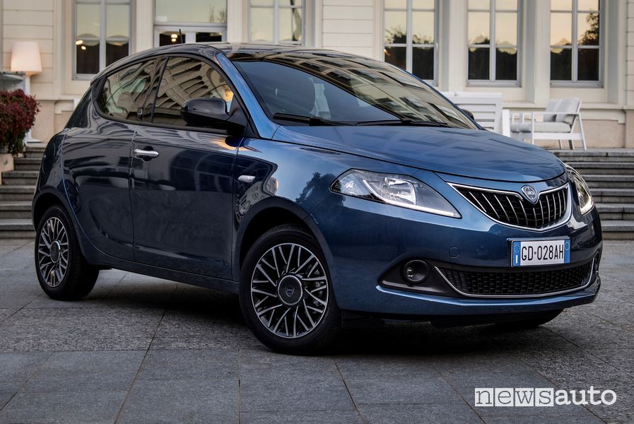 Vista di profilo nuova Lancia Ypsilon EcoChic
