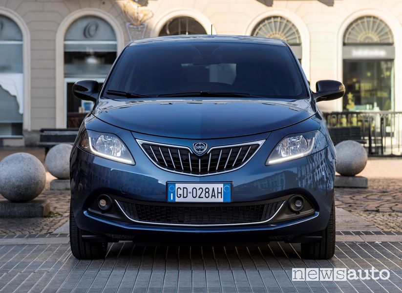 Visa di profilo nuova Lancia Ypsilon EcoChic