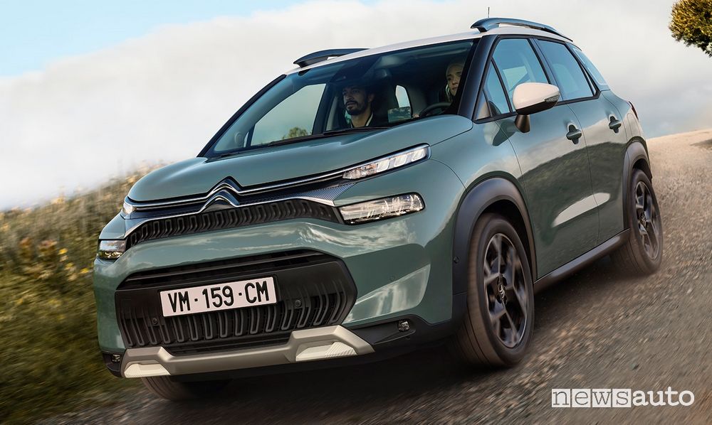 Vista di profilo nuovo Citroën C3 Aircross sullo sterrato