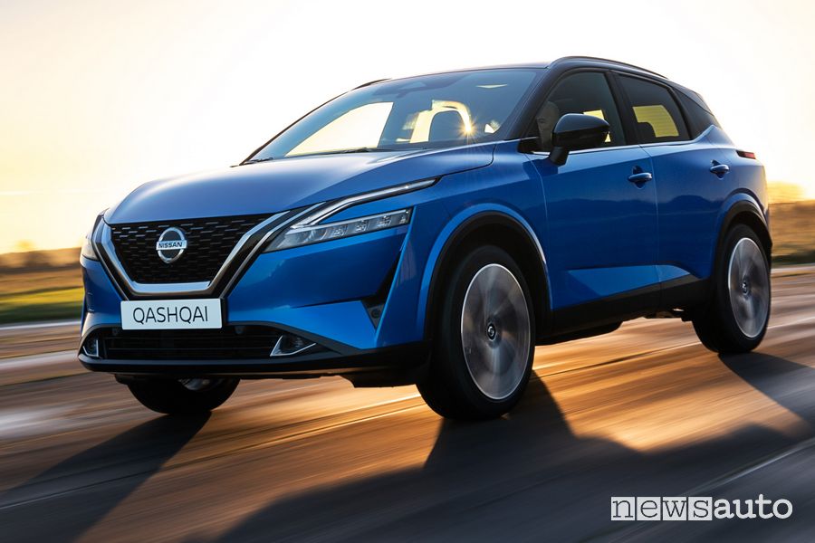 Vista di profilo nuovo Nissan Qashqai su strada