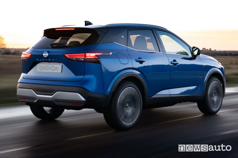Vista posteriore nuovo Nissan Qashqai su strada