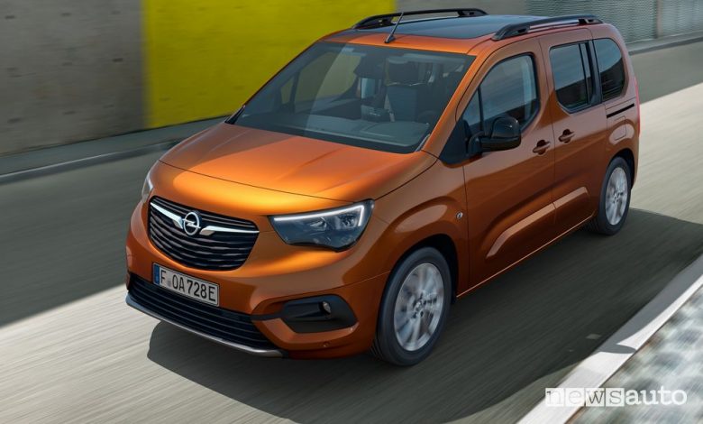 Vista di profilo Opel Combo-e Life su strada