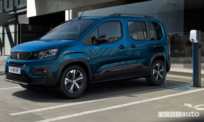 Peugeot e-Rifter elettrico in ricarica