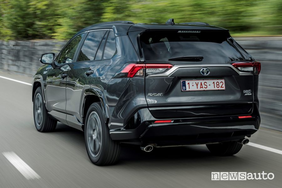 Vista posteriore Toyota Rav4 Plug-in Hybrid su strada
