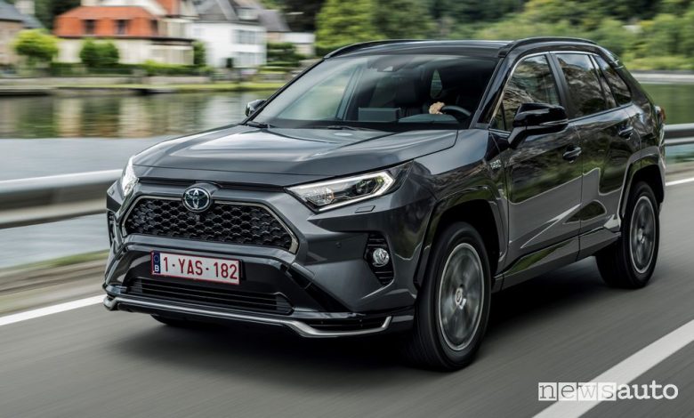 Vista di profilo Toyota Rav4 Plug-in Hybrid su strada