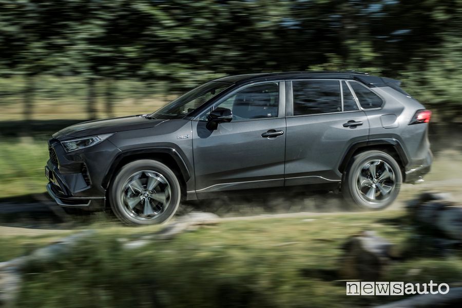 Vista laterale Toyota Rav4 Plug-in Hybrid sullo sterrato