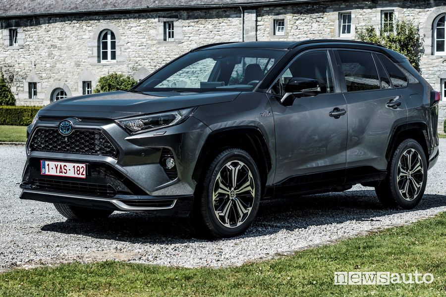 Vista di profilo Toyota Rav4 Plug-in Hybrid