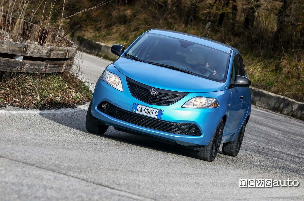 Come va la Lancia Ypsilon Hybrid con motore 1.0 tre cilindri da 70 CV