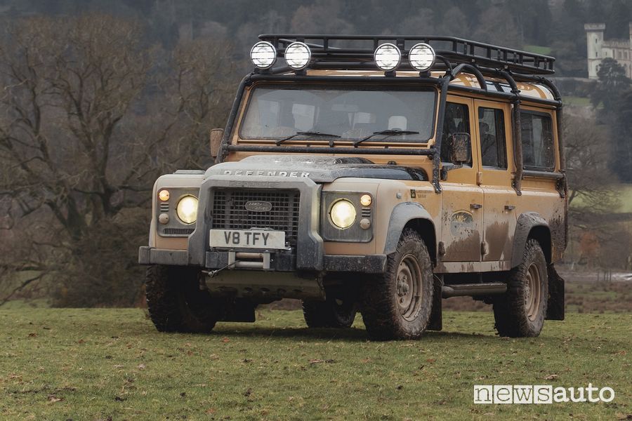 Vista di profilo Land Rover Defender Works V8 Trophy