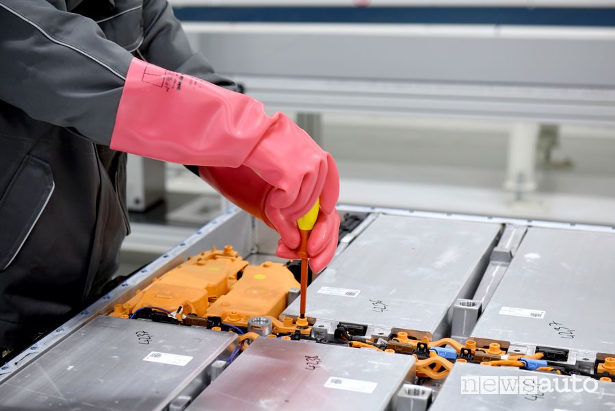 Disassemblaggio batterie auto elettriche Volkswagen