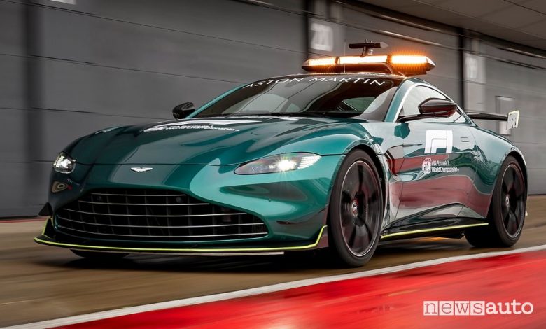 Vista di profilo Aston Martin Vantage safety car F1 in pista