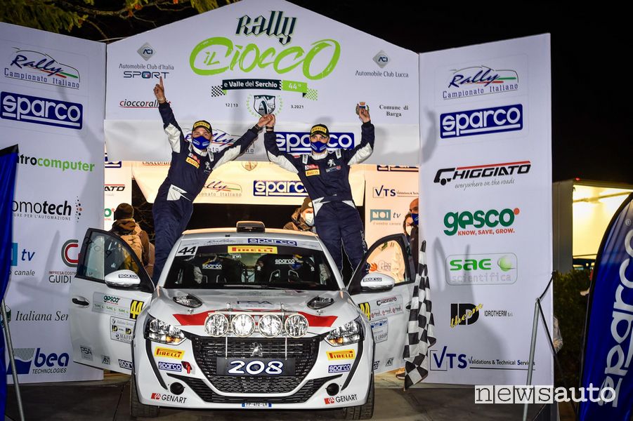 Andrea e Giuseppe Nucita festeggiano la vittoria al Rally il Ciocco 2021