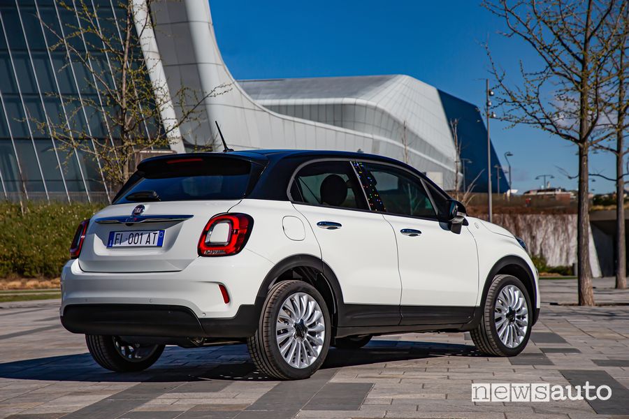Vista posteriore Fiat 500X Hey Google