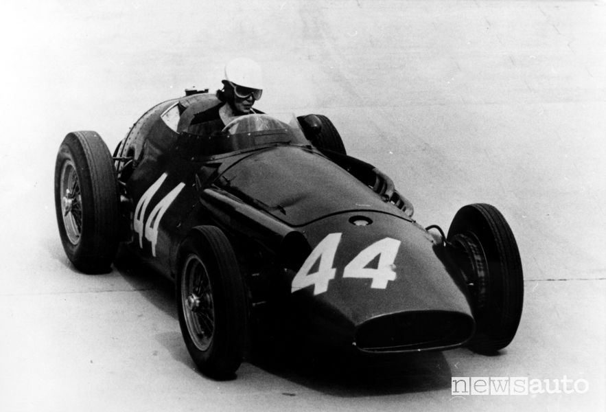 Maria Teresa De Filippis durante le prove del GP Monaco del 1958, forte pilota donna