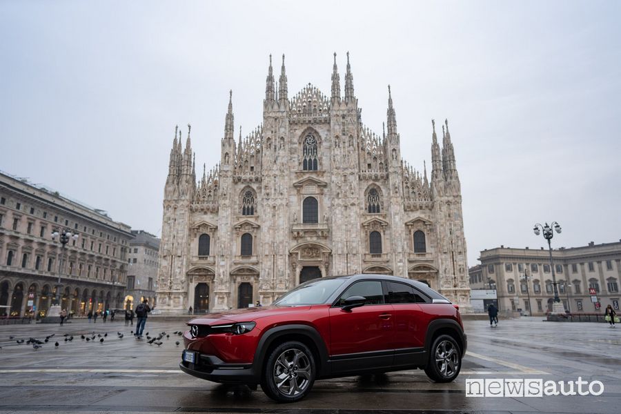 Mazda MX-30 EV in Piazza del Duomo a Milano