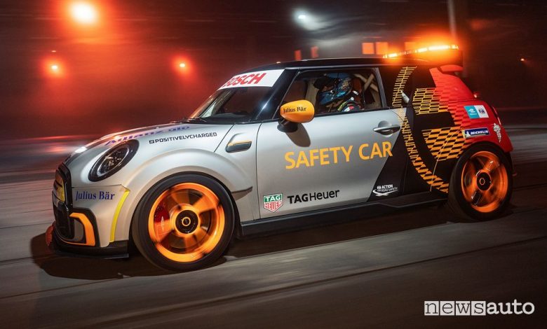 Vista laterale MINI Electric Pacesetter safety car Formula E