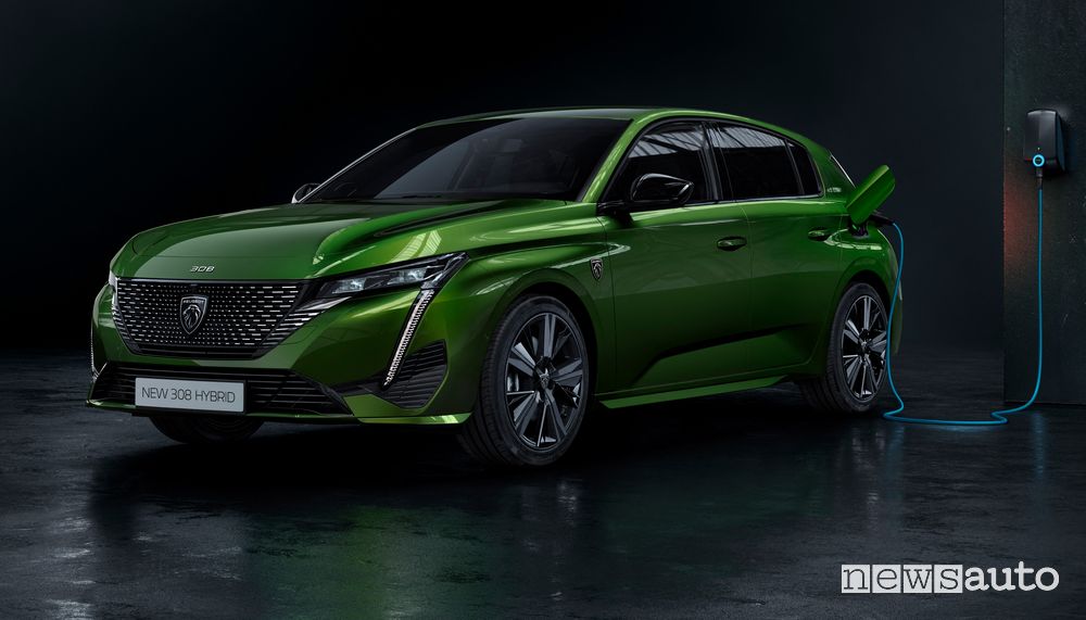 Nuova Peugeot 308 ibrida plug-in PHEV in ricarica
