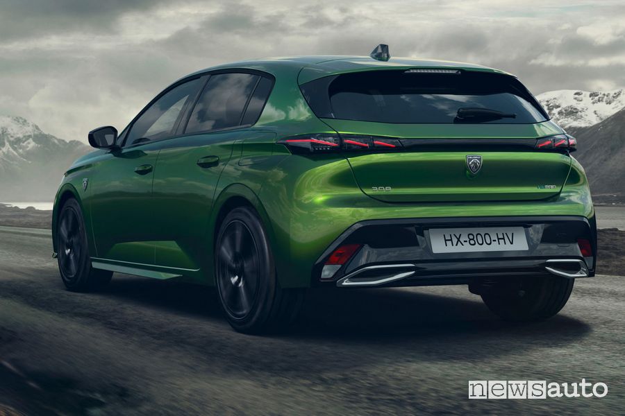 Vista posteriore nuova Peugeot 308 ibrida plug-in PHEV in movimento