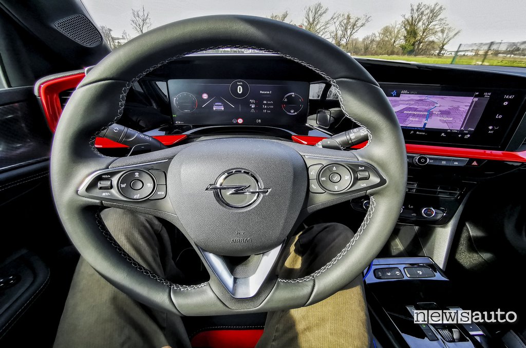 Volante Opel Mokka GS Line e strumentazione digitale da 12"